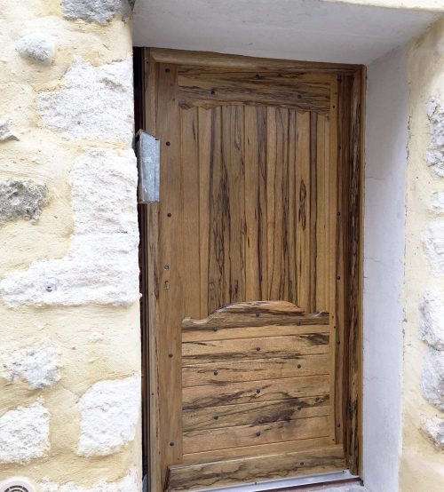 Porte d'entrée en bois de chez Provence Boiseries
